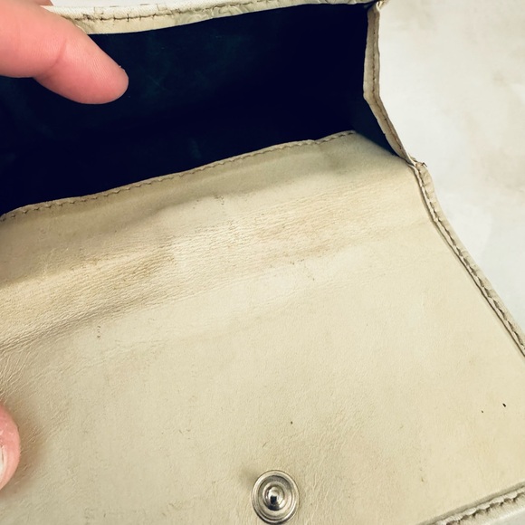 Gucci Guccissima Ivory Leather GG Logo BiFold Wallet, Gold Piston Closure - Picture 4 of 14